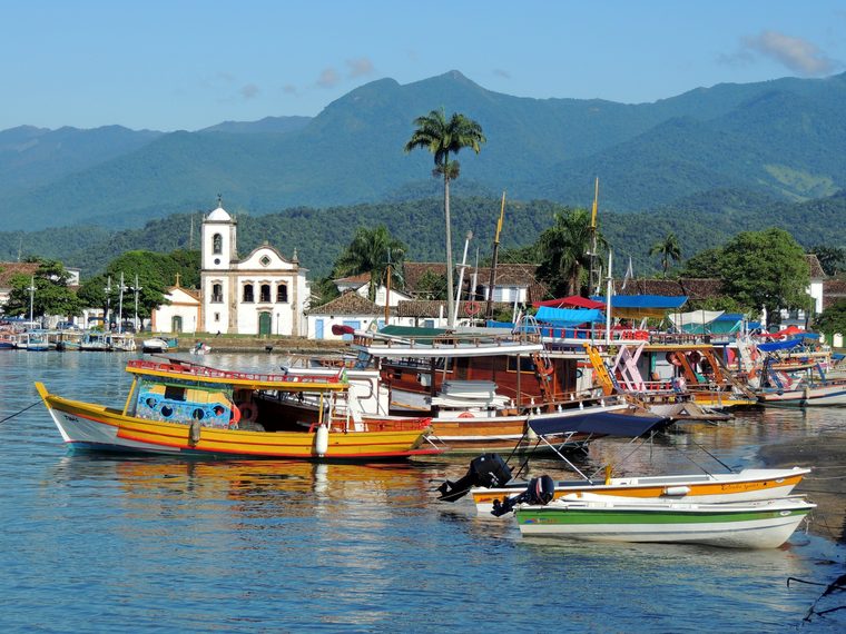 Les bateaux colorés dans la baie de Paraty et la jungle d'Ilha Grande