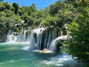 Les grandes cascades de Skradinski Buk entourées de végétation luxuriante