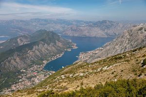 Vue panoramique sur les bouches de Kotor depuis la route Serpentine du mont Lovćen