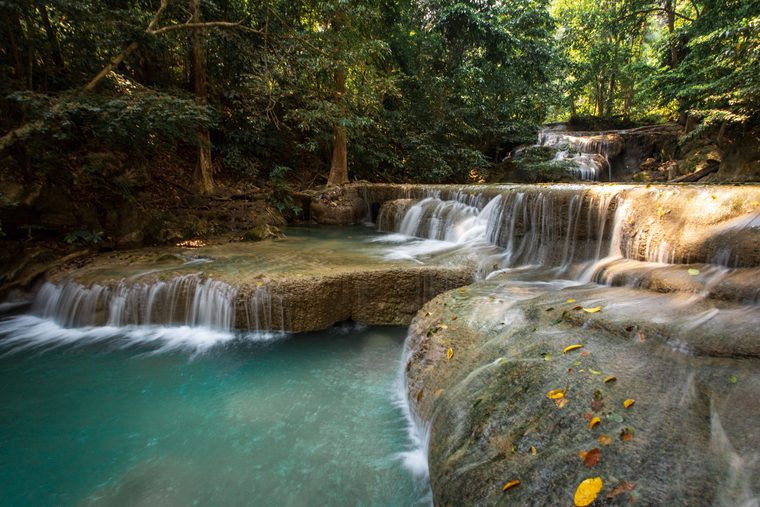 Les bassins émeraude d'une des cascades du parc national d'Erawan
