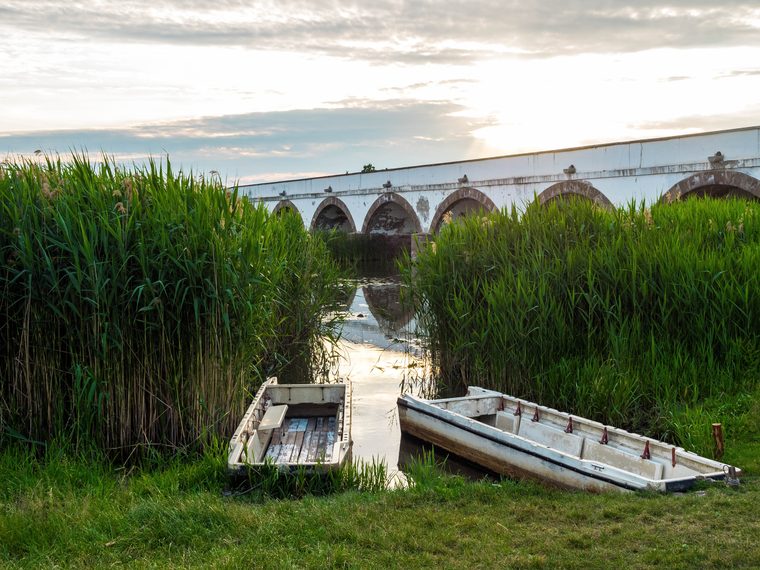 Le pont à neuf arches au coucher du soleil dans la plaine d'Hortobágy