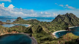 Vue panoramique depuis les hauteurs de l'île de Padar sur les baies de Komodo