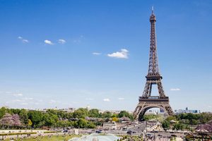 Vue sur la tour Eiffel depuis le Trocadéro au lever du soleil