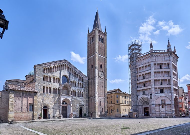 La Piazza del Duomo et le baptistère en marbre rose de Parme
