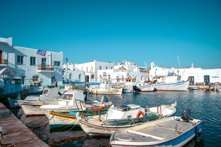 Le port de pêche de Naoussa avec ses barques colorées et ses maisons blanches