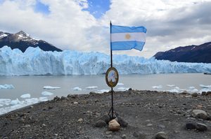 Le front de glace du glacier Perito Moreno plongeant dans le lac Argentino