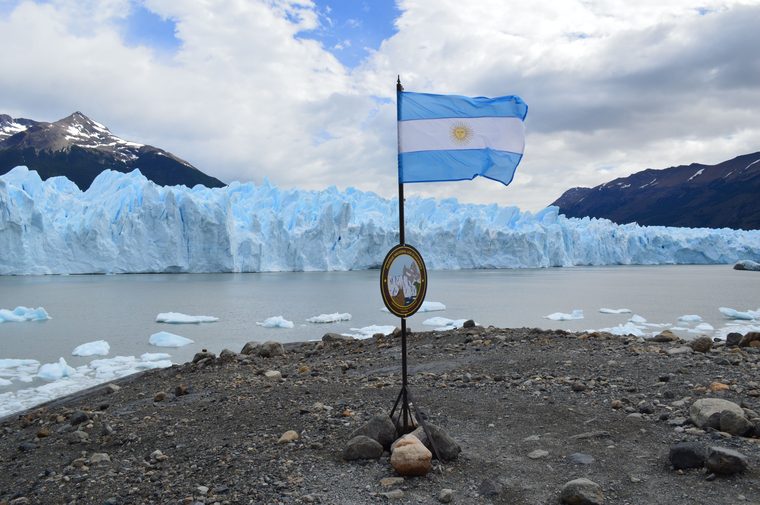 Le front de glace du glacier Perito Moreno plongeant dans le lac Argentino