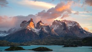 Les sommets acérés du parc national Torres del Paine au-dessus d'un lac turquoise