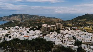 Le monastère de Saint-Jean dominant les maisons blanches de la Chora à Patmos
