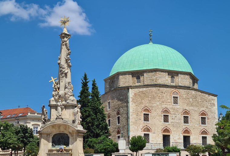 La place Széchenyi avec la mosquée du Pacha Gázi Kászim à Pécs