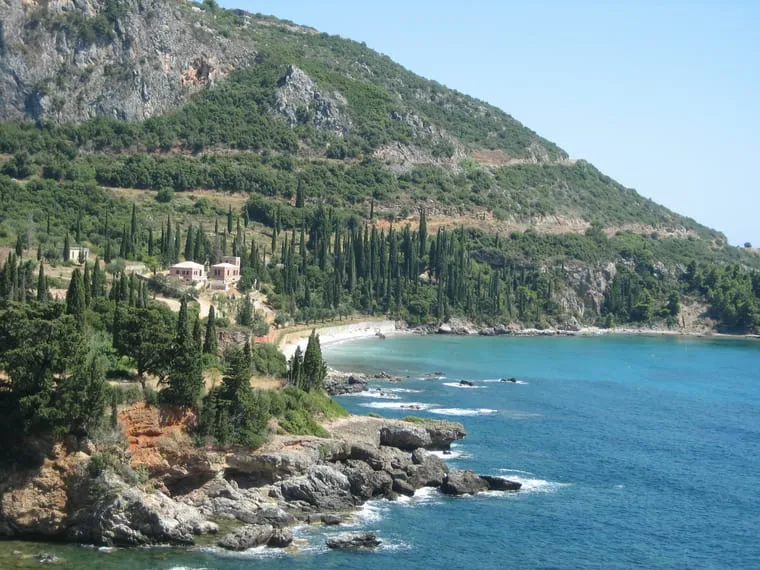 Le théâtre antique d'Épidaure entouré de collines verdoyantes