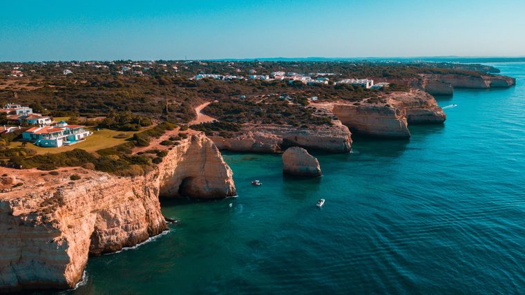Les falaises découpées du Cabo do Carvoeiro face à l'océan Atlantique