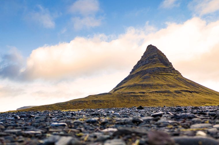 La montagne Kirkjufell et ses cascades sous la lumière du nord