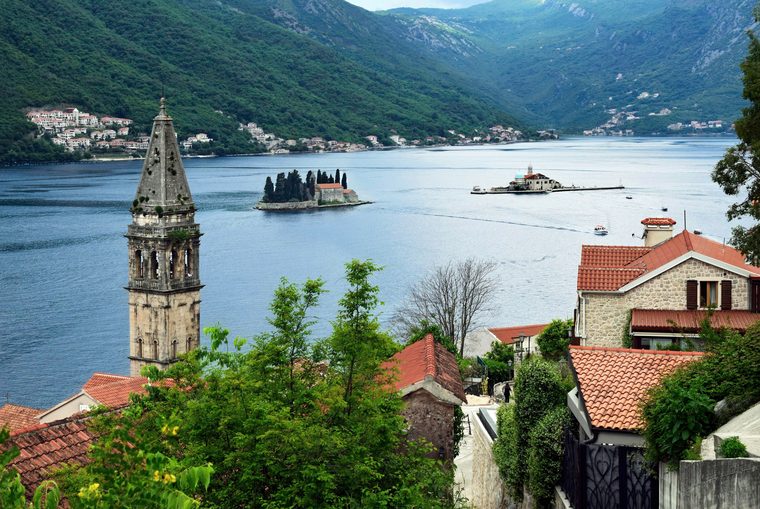 Le village de Perast et l'île de Notre-Dame-du-Rocher dans les bouches de Kotor