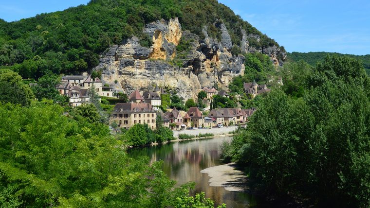 Le village de La Roque-Gageac accroché à la falaise au bord de la Dordogne