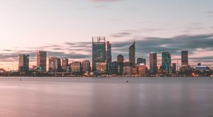 Vue sur la skyline de Perth depuis Kings Park au coucher du soleil