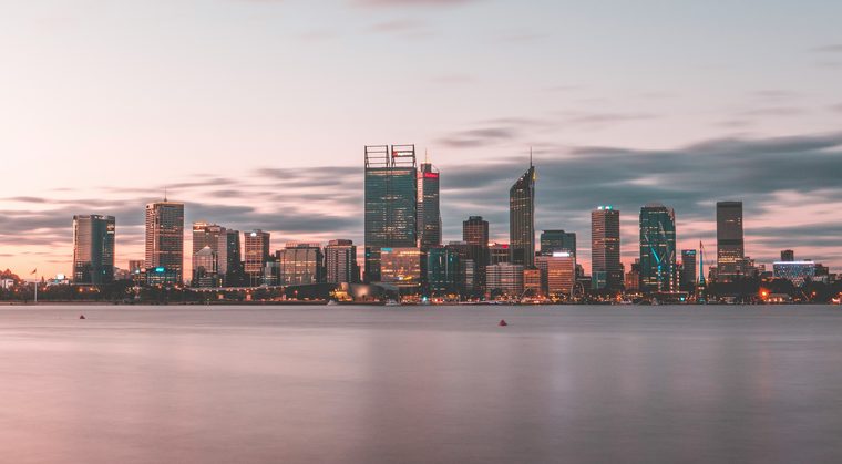 Vue sur la skyline de Perth depuis Kings Park au coucher du soleil