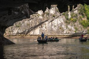 Bateau naviguant sur la rivière souterraine de la grotte de Phong Nha