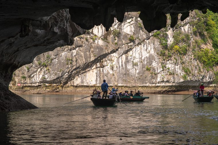 Bateau naviguant sur la rivière souterraine de la grotte de Phong Nha