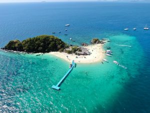 Vue sur la baie depuis un promontoire de la côte ouest de Phuket