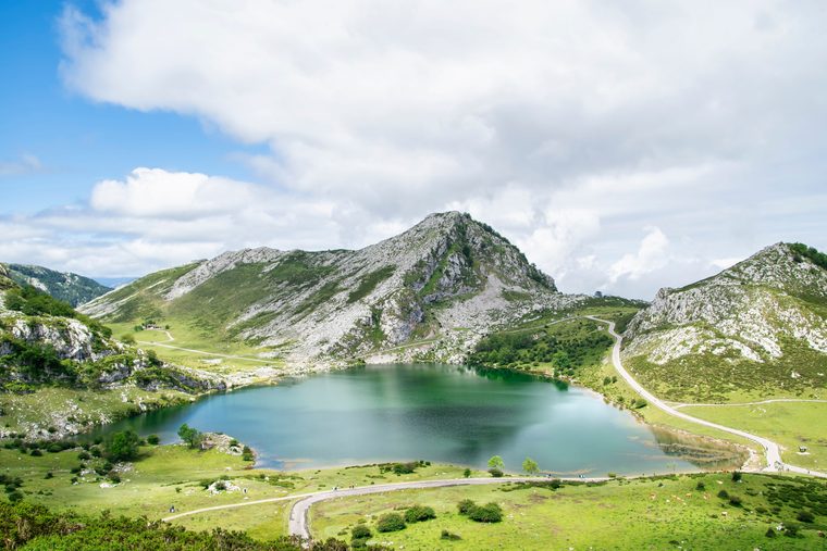 Les lacs de Covadonga entourés de montagnes verdoyantes et de brume