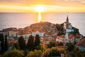 Vue aérienne sur la place Tartini et la péninsule de Piran