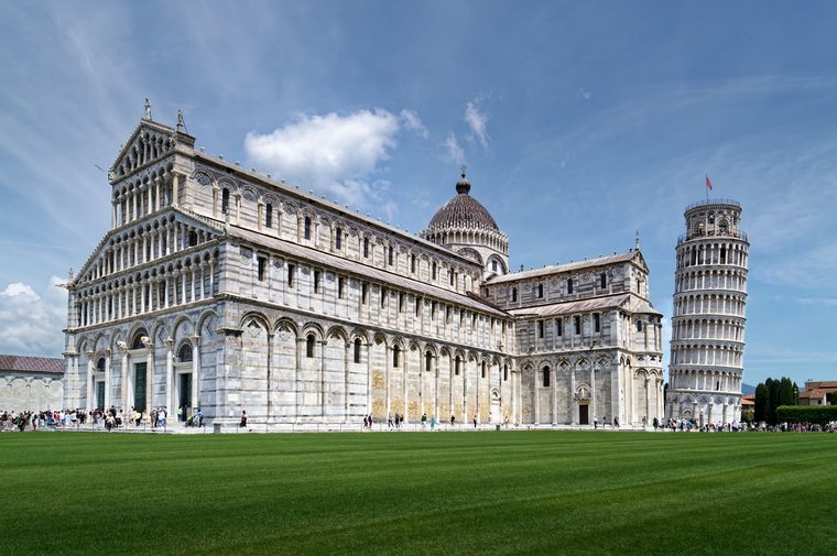 La tour penchée et le Duomo sur la place des Miracles à Pise