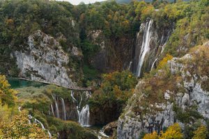 Vue en surplomb sur les passerelles en bois et les eaux turquoise des lacs inférieurs de Plitvice