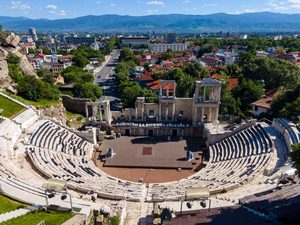 Le théâtre antique romain de Plovdiv avec la ville en toile de fond