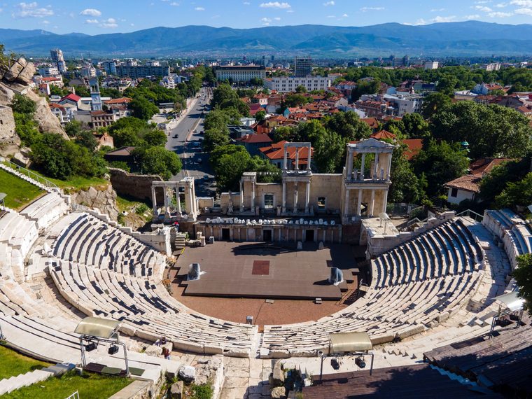 Le théâtre antique romain de Plovdiv avec la ville en toile de fond