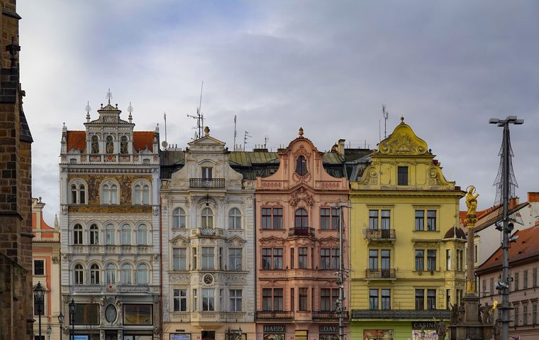 La place de la République et la cathédrale Saint-Barthélemy à Plzeň
