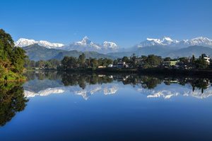 Les barques colorées sur le lac Phewa avec les sommets des Annapurnas en toile de fond