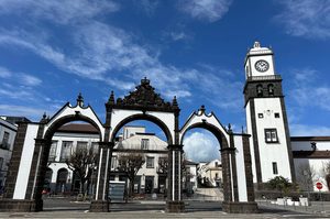 Les Portas da Cidade et la place pavée au centre de Ponta Delgada