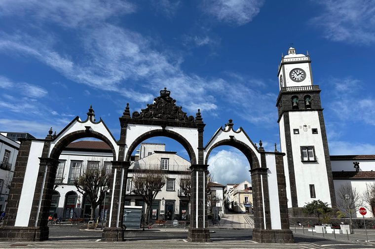 Les Portas da Cidade et la place pavée au centre de Ponta Delgada