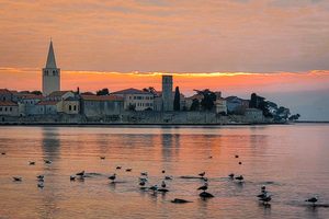 La vieille ville de Poreč vue depuis la mer, avec le clocher de la basilique dominant les toits
