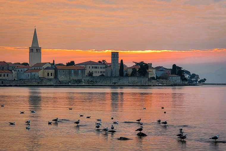 La vieille ville de Poreč vue depuis la mer, avec le clocher de la basilique dominant les toits