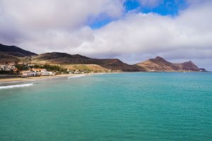 La longue plage de sable doré de Porto Santo et ses eaux turquoise
