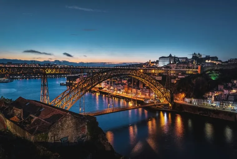 Le pont Dom-Luís et les quais de la Ribeira sur le fleuve Douro
