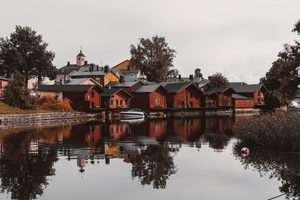 Les célèbres entrepôts rouges en bois le long de la rivière Porvoonjoki