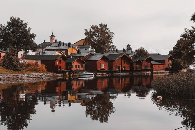 Les célèbres entrepôts rouges en bois le long de la rivière Porvoonjoki