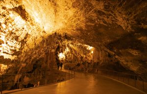 Les galeries éclairées de la grotte de Postojna