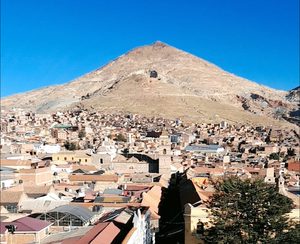Vue sur la ville coloniale de Potosí avec le Cerro Rico en arrière-plan
