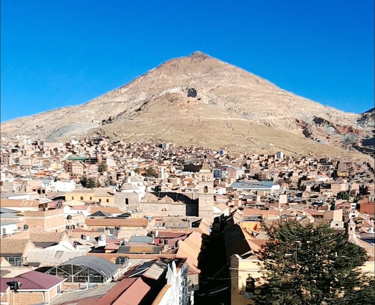 Vue sur la ville coloniale de Potosí avec le Cerro Rico en arrière-plan