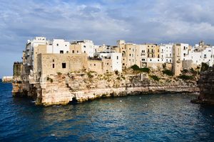 Les falaises de Polignano a Mare et ses maisons blanches surplombant l'Adriatique