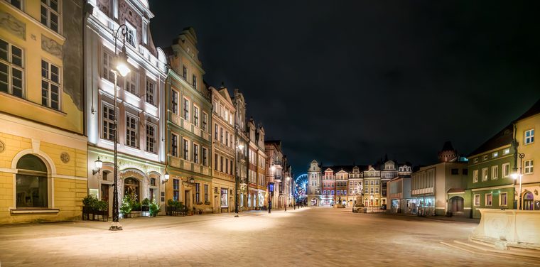 Les façades colorées des maisons de marchands sur la place du Vieux-Marché à Poznań