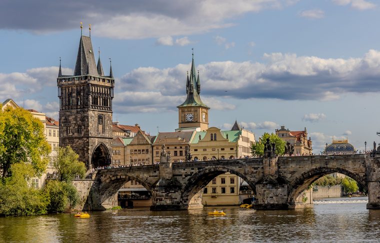 Le pont Charles et le Château de Prague au petit matin