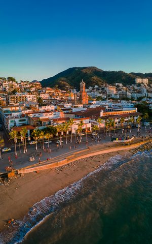 L'église de Notre-Dame de Guadalupe et les toits de Puerto Vallarta face à l'océan