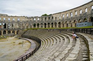 L'amphithéâtre romain de Pula surplombant le port