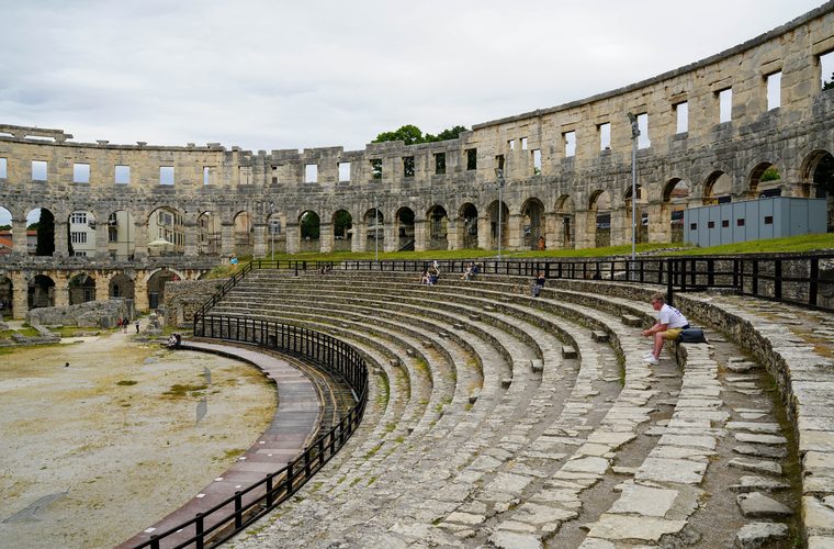 L'amphithéâtre romain de Pula surplombant le port