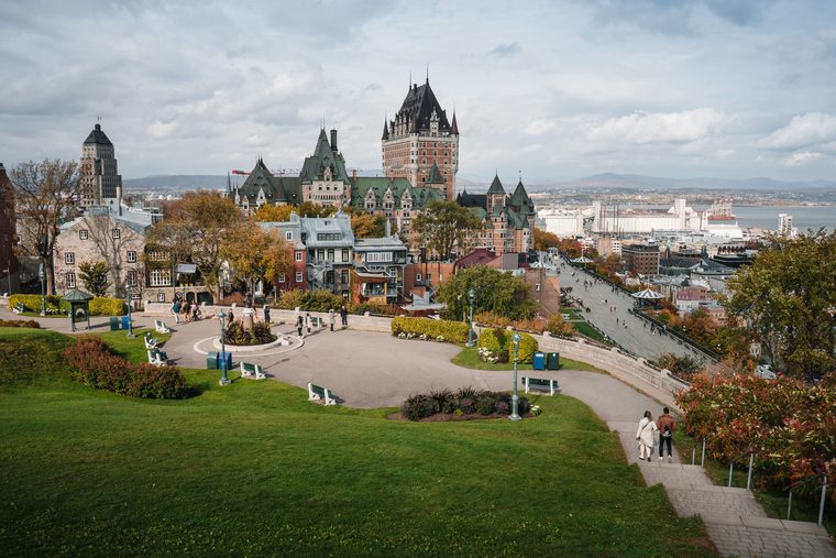 Le Château Frontenac dominant le fleuve Saint-Laurent et la Basse-Ville